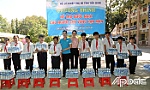 Trao tặng 2.000 lốc nước uống cho người dân và học sinh huyện Tân Phú Đông