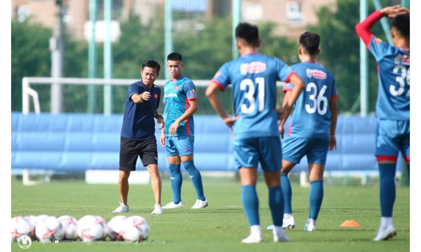 Nhà cầm quân Hoàng Anh Tuấn và các học trò sẽ có 2 ngày tập luyện tại Hà Nội trước khi di chuyển sang Qatar tập huấn và thi đấu giao hữu trước thềm Vòng chung kết U23 châu Á 2024. (Ảnh: VFF)