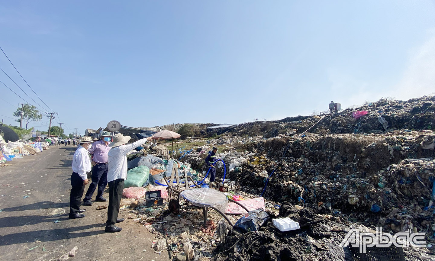 Đoàn công tác UBND tỉnh Tiền Giang kiểm tra hiện trường vụ cháy bãi rác Tân Lập.