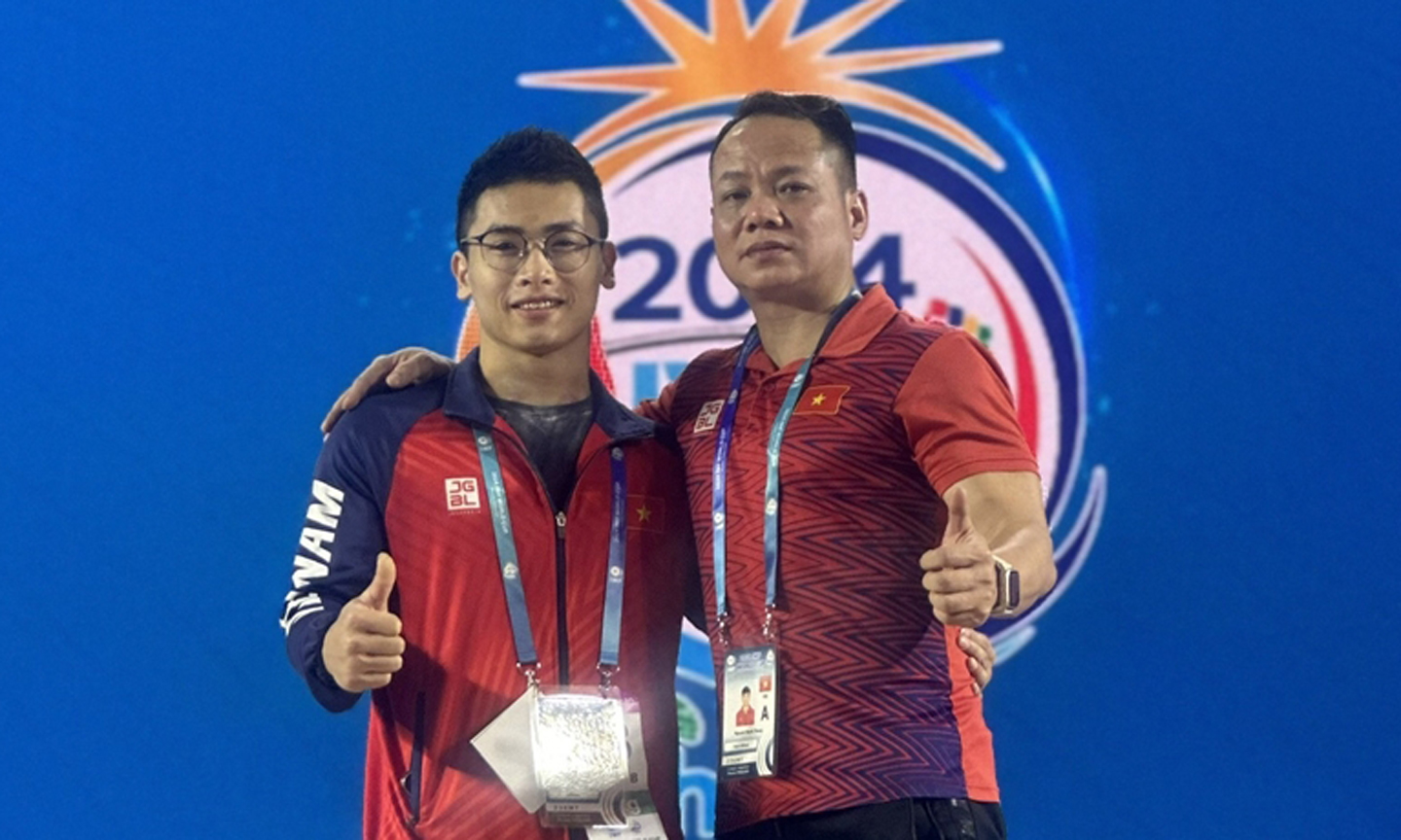 Trịnh Văn Vinh (bên trái) giành quyền dự Olympic Paris 2024.  