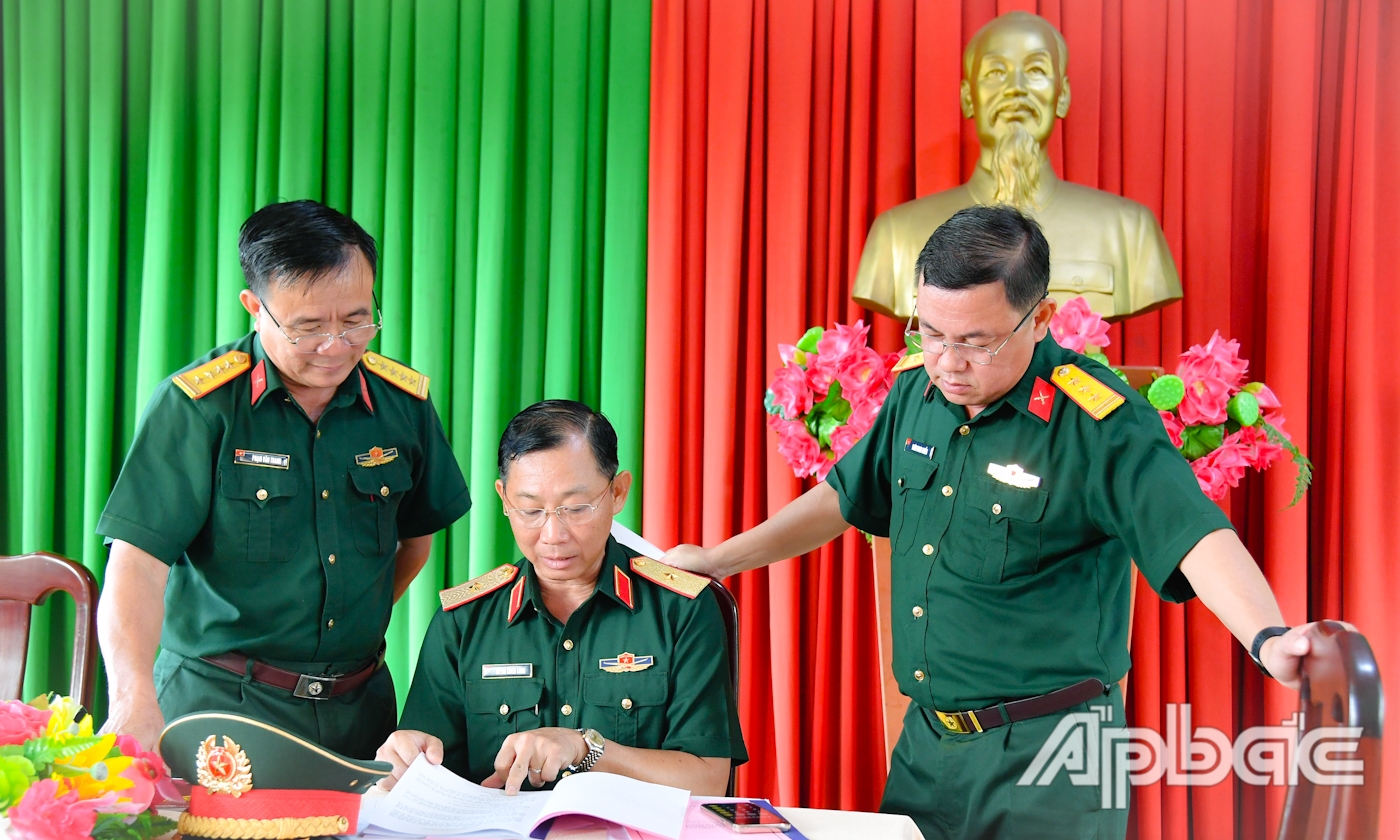Thiếu tướng Huỳnh Chiến Công, Phó Tham mưu trưởng Quân khu 9 kiểm tra giáo án giáo dục chính trị cho các đối tượng.