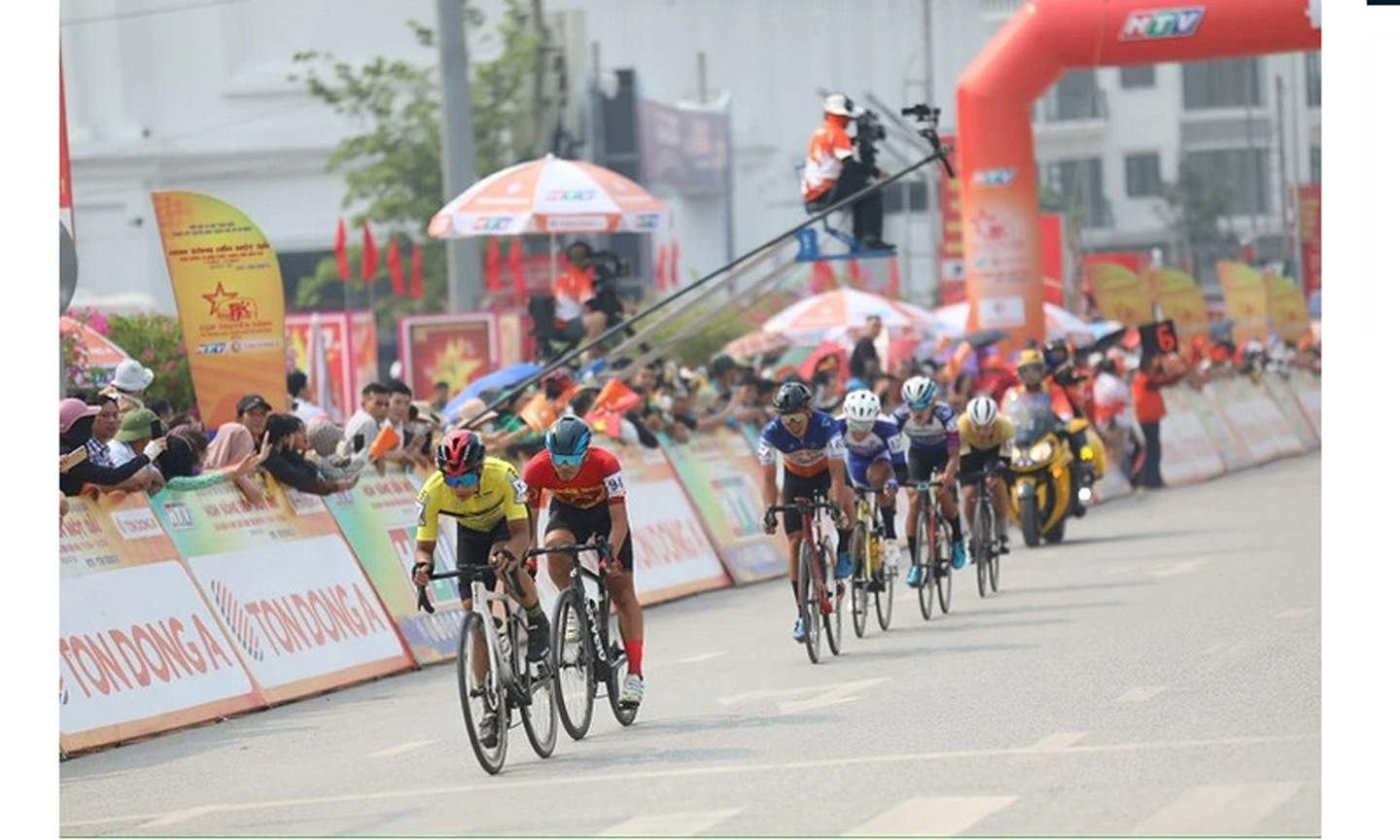 Các vận động viên đang tăng tốc về đích ở chặng đầu có cự ly 52,5km quanh thành phố Điện Biên Phủ, tỉnh Điện Biên.