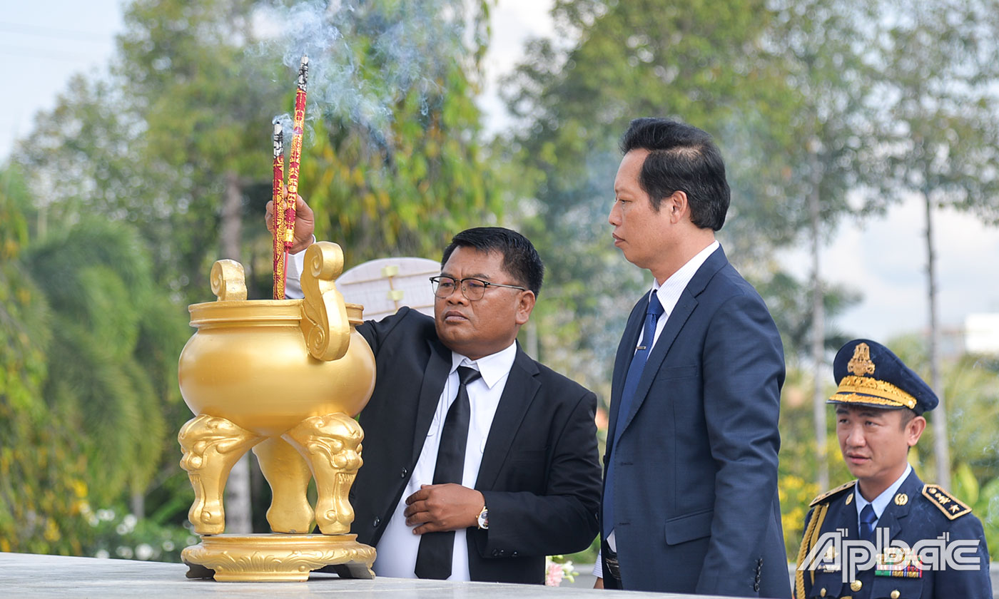 Đồng chí Nguyễn Thành Diệu và ngài Run Sary dâng hương tại Đài tưởng niệm liệt sĩ.