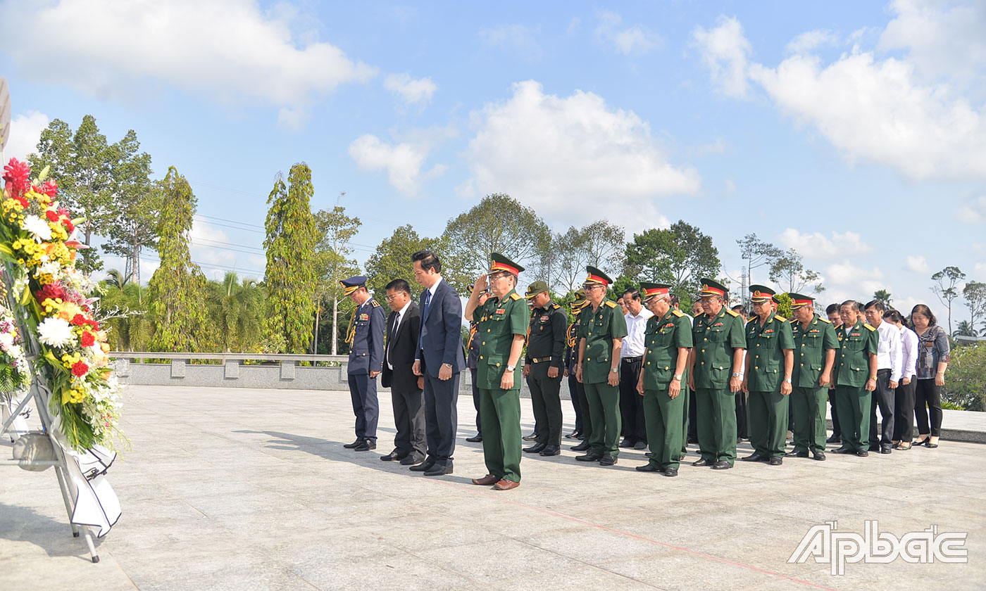 Đoàn đại biểu 2 tỉnh dành 1 phút mặc niệm tưởng nhớ công lao của các anh hùng liệt sĩ.