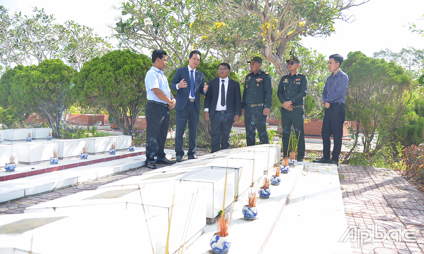 Đồng chí Nguyễn Thành Diệu và ngài Run Sary chia sẻ về những cống hiến của chuyên gia và Quân tình nguyện Tiền Giang đã góp sức giải phóng Campuchia khỏi chế độ diệt chủng