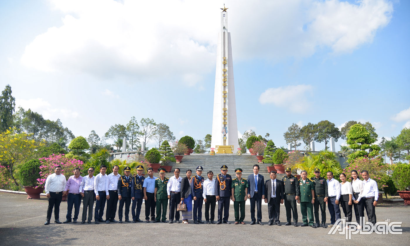 Đại biểu 2 tỉnh chụp ảnh lưu niệm tại Nghĩa trang Liệt sĩ tỉnh Tiền Giang.