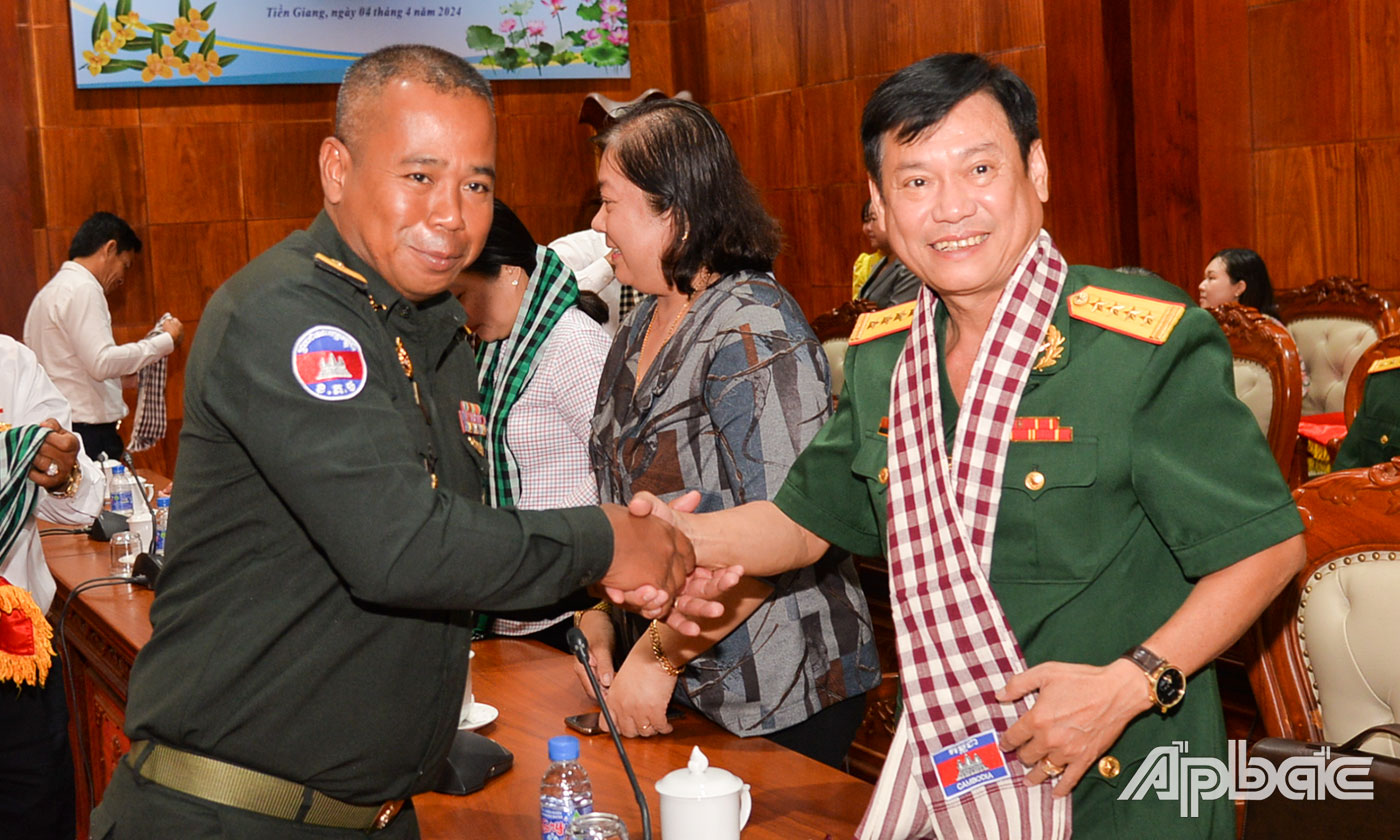 Đại biểu tỉnh Pursat tặng khăn lưu niệm cho đại biểu tỉnh Tiền Giang.