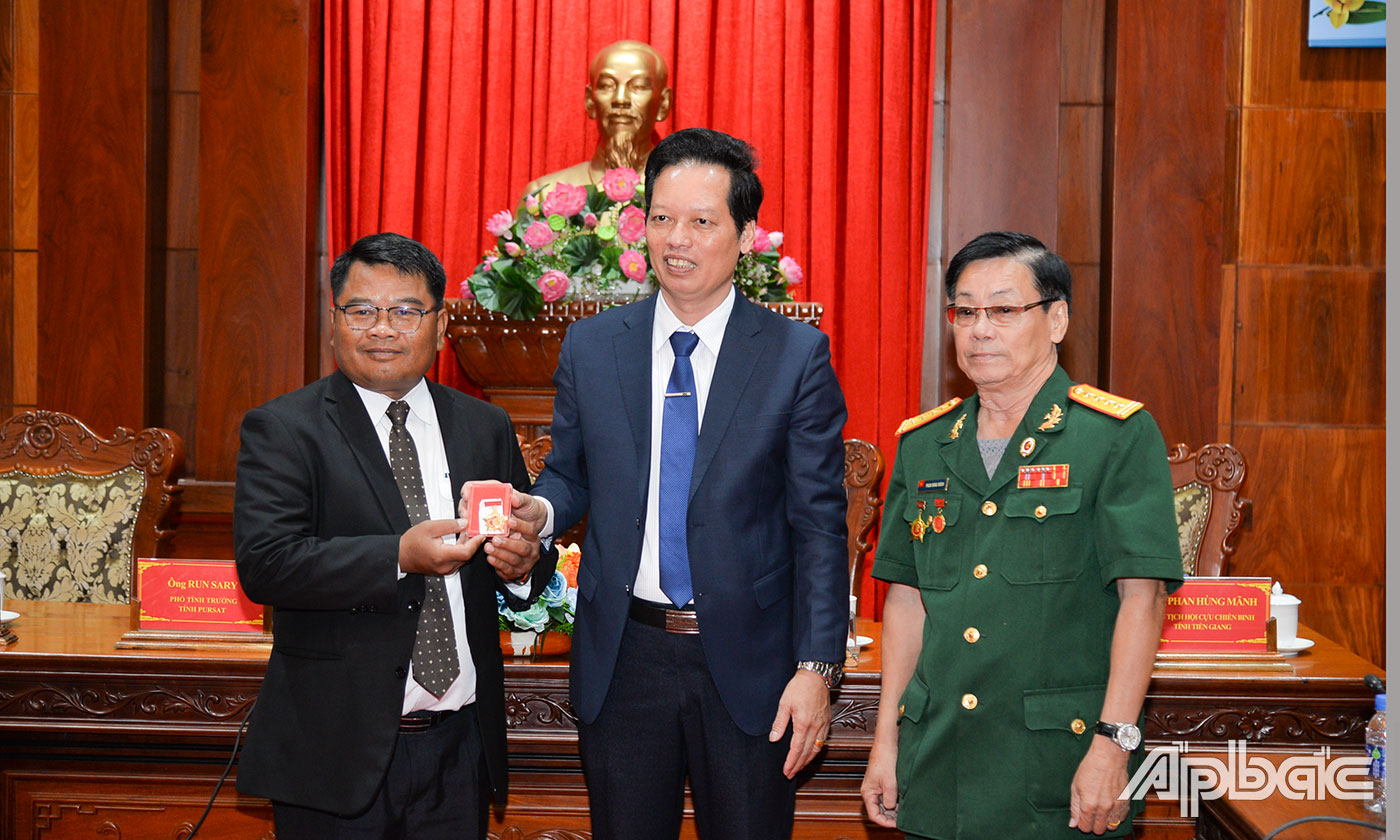 Đồng chí Nguyễn Thành Diệu trao Huy hiệu 