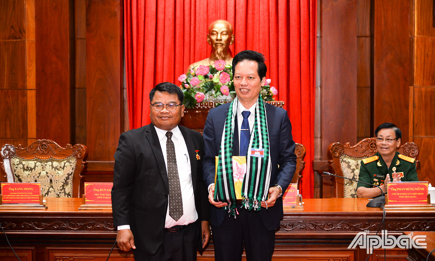 Ngài Run Sary tặng quà lưu niệm cho đồng chí Nguyễn Thành Diệu.