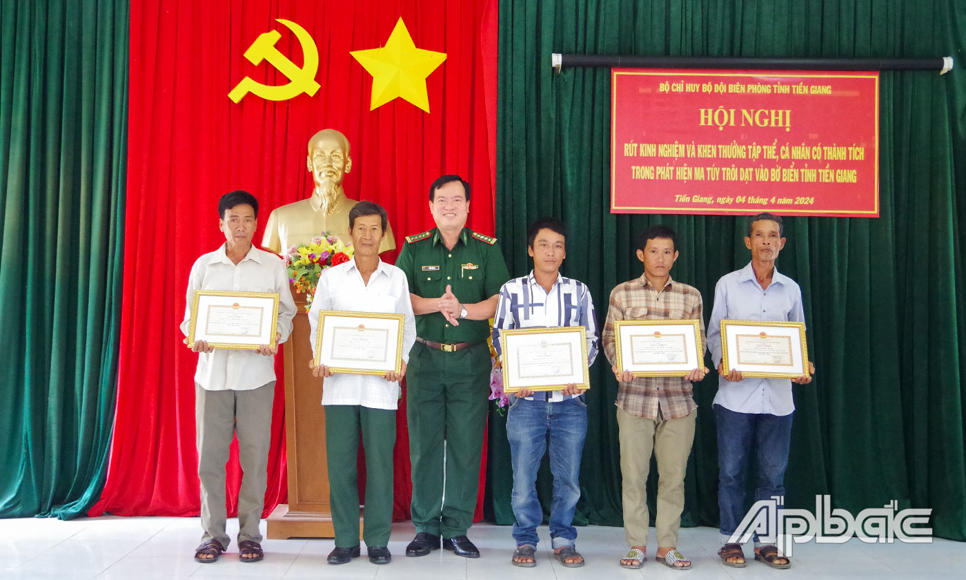 Đại tá Trần Văn Le, Chỉ huy trưởng BĐBP Tiền Giang trao tặng Giấy khen cho 8 tập thể và 5 người dân đã có thành tích trong phát hiện ma túy trôi dạt vào bờ biển Tiền Giang. 