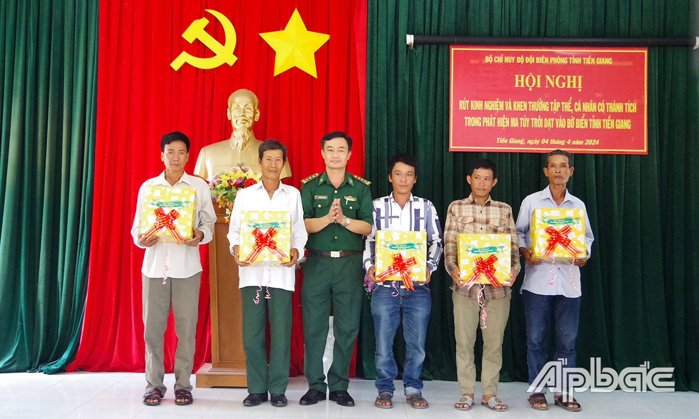 Thượng tá Nguyễn Quốc Thanh, Phó Chính ủy BĐBP Tiền Giang tặng quà cho 5 người dân phát hiện, nhanh chóng trình báo vụ việc và giao nộp các bánh ma túy trôi dạt. 