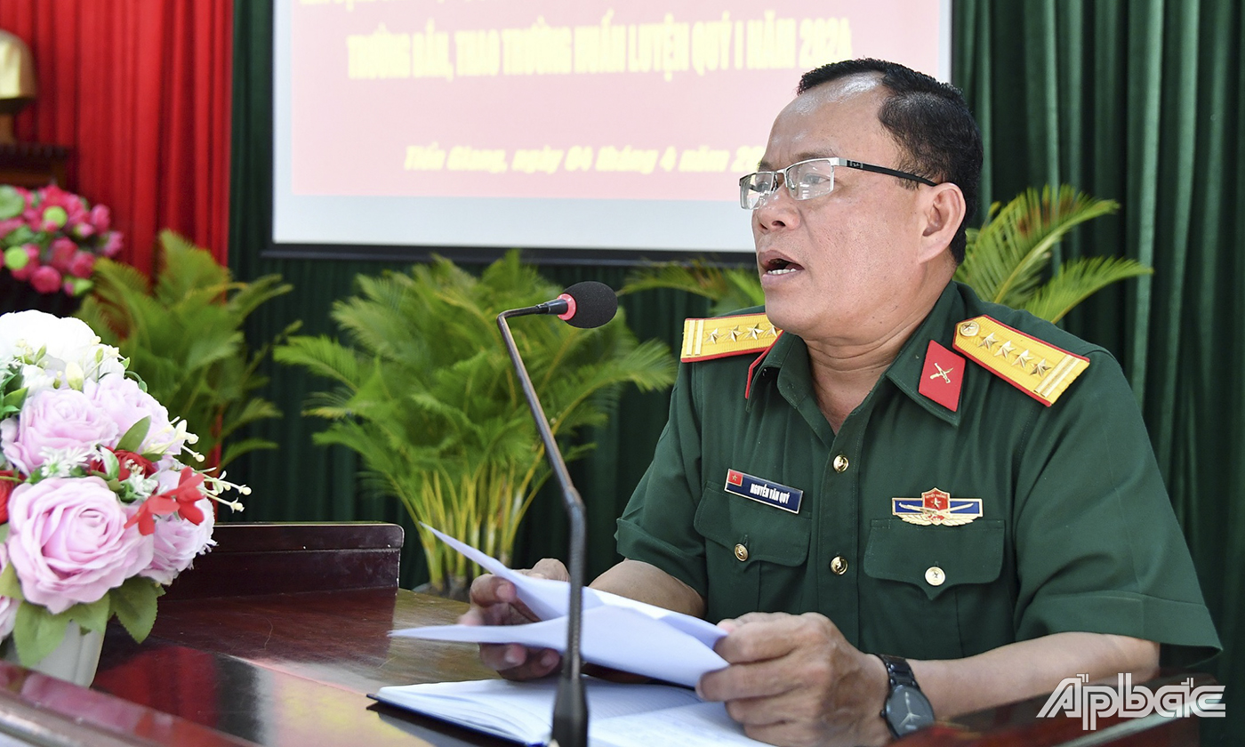 Đại tá Nguyễn Văn Quý, Phó Chỉ huy trưởng kiêm Tham mưu trưởng Bộ CHQS tỉnh Tiền Giang phát biểu chỉ đạo tại hội nghị.