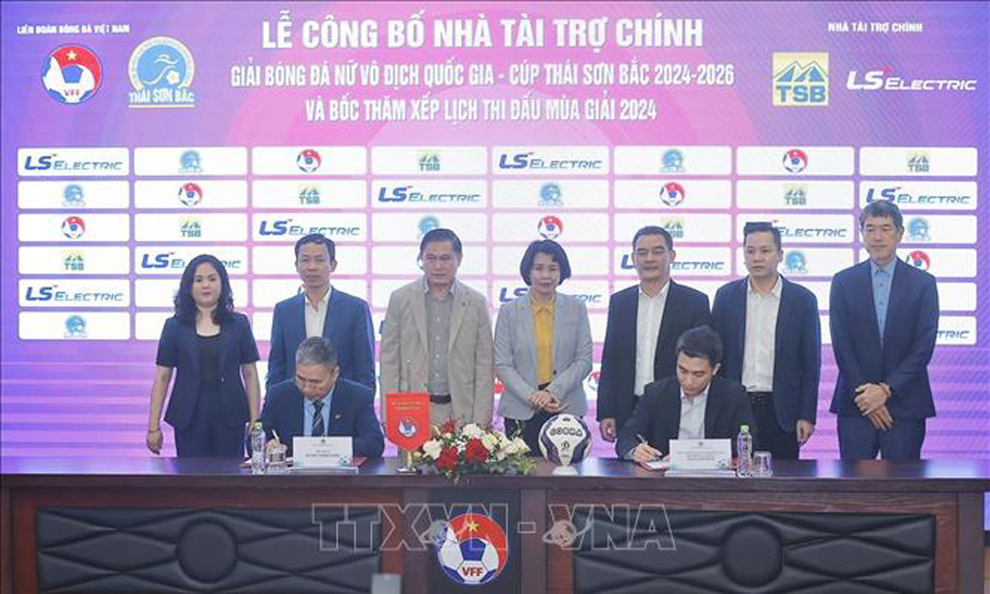 Lễ ký kết Nhà tài trợ chính Giải Bóng đá Nữ VĐQG - Cúp Thái Sơn Bắc 2024 - 2026. Ảnh: Minh Quyết/TTXVN