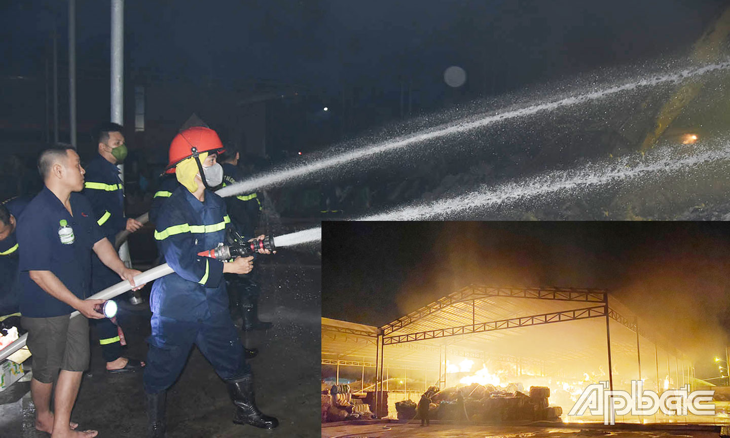Lực lượng chức năng chữa cháy tại 1 công ty ở Khu công nghiệp Long Giang (huyện Tân Phước).