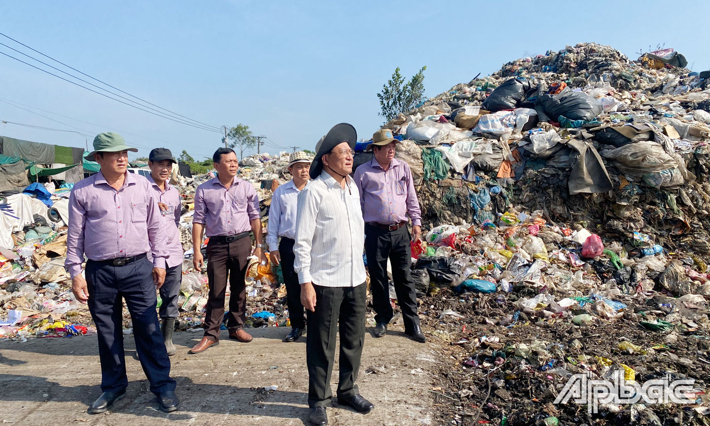 Đoàn công tác UBND tỉnh Tiền Giang kiểm tra hiện trường vụ cháy tại bãi rác Tân Lập (xã Tân Lập 1, huyện Tân Phước).