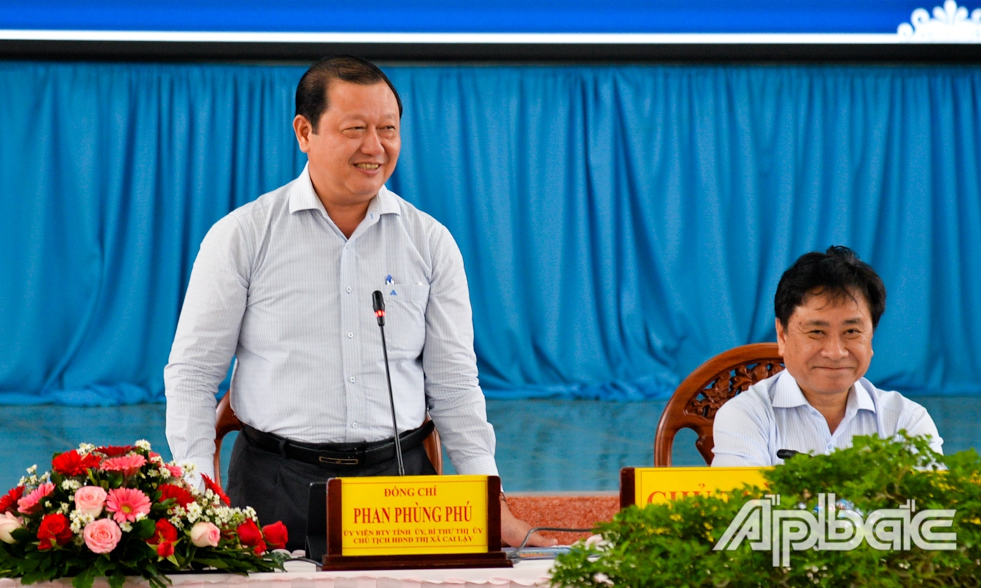 Đồng chí Phan Phùng Phú phát biểu tại buổi làm việc.