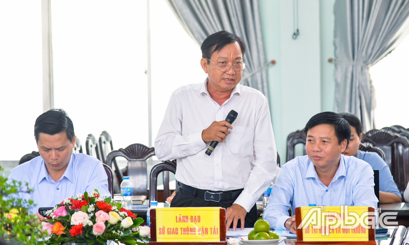 Đồng chí Trần Văn Bon, Giám đốc Sở Giao thông vận tải phát biểu ý kiến.