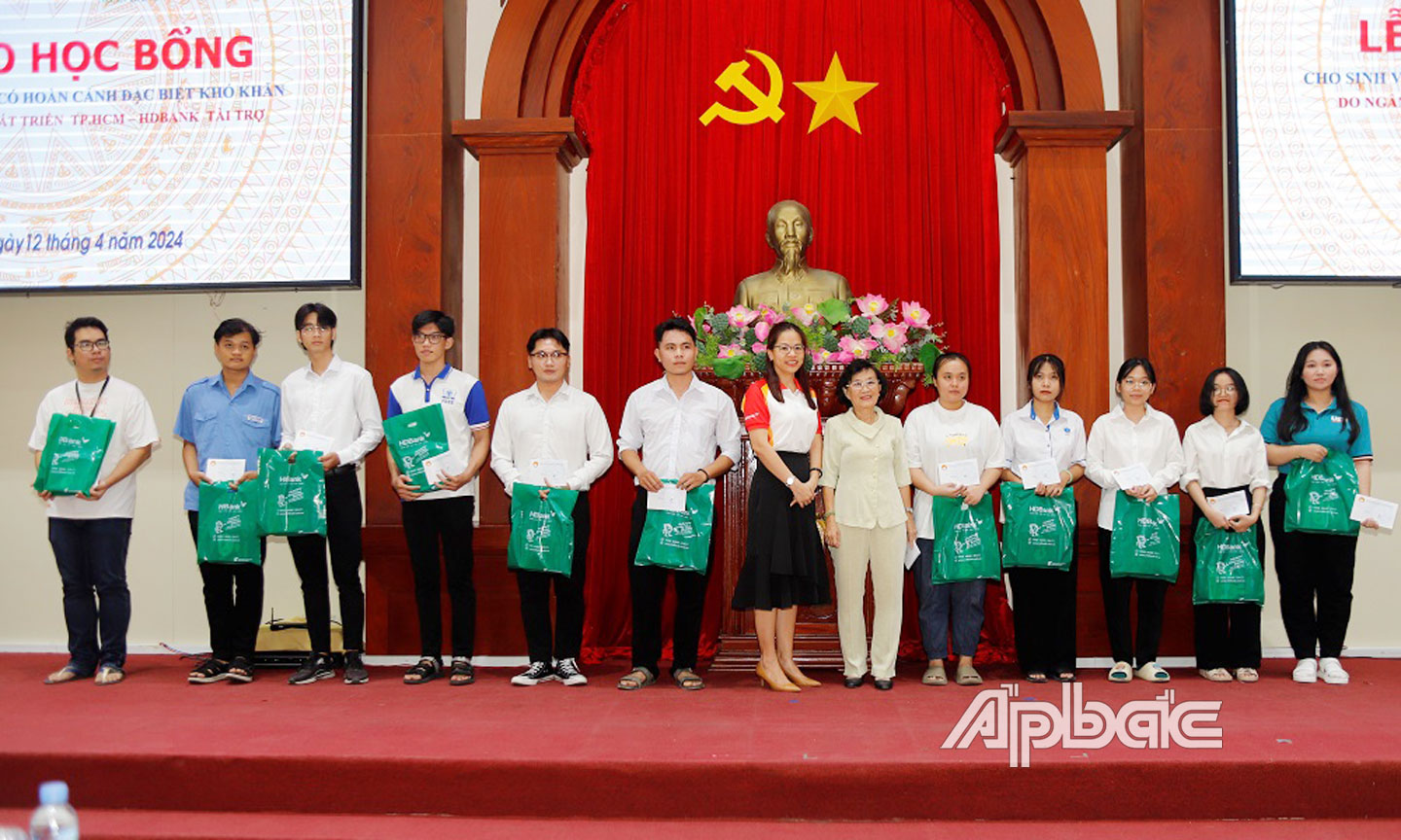 Chủ tịch Hội khuyến học tỉnh Đồng Thị Bạch Tuyết và đại diện ngân hàng HD trao học bổng cho Sinh viên.