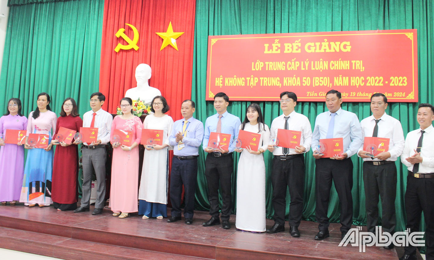 Phó Hiệu trưởng Trường Chính trị tỉnh Tiền Giang Nguyễn Văn Sơn trao Bằng tốt nghiệp Trung cấp LLCT hệ không tập trung, năm học 2022 - 2023.