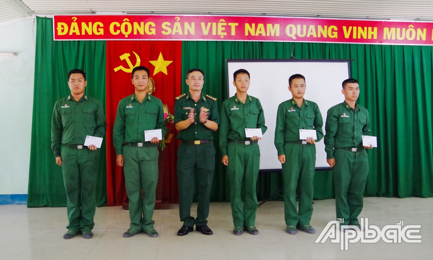 Thượng tá Nguyễn Quốc Thanh, Phó Chính ủy Bộ Chỉ huy BĐBP Tiền Giang tặng quà cho các chiến sĩ mới. 
