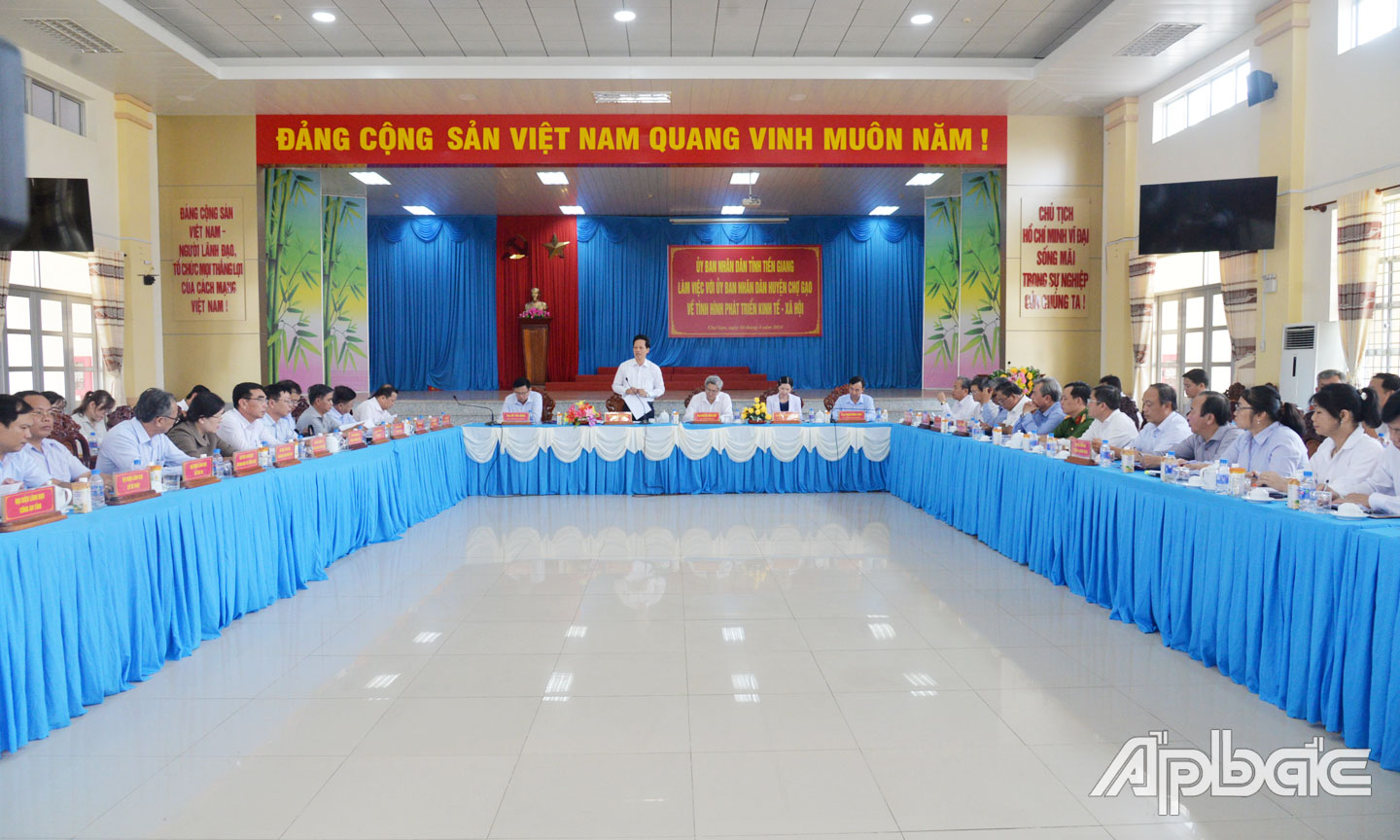 Đồng chí Nguyễn Thành Diệu phát biểu tại buổi làm việc với UBND huyện Chợ Gạo.