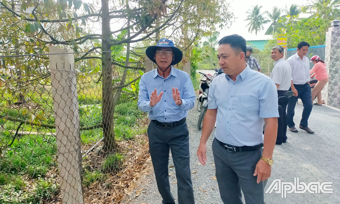 Lãnh đạo UBND huyện Cái Bè khảo sát tình hình quản lý dịch bệnh trên cây sầu riêng.