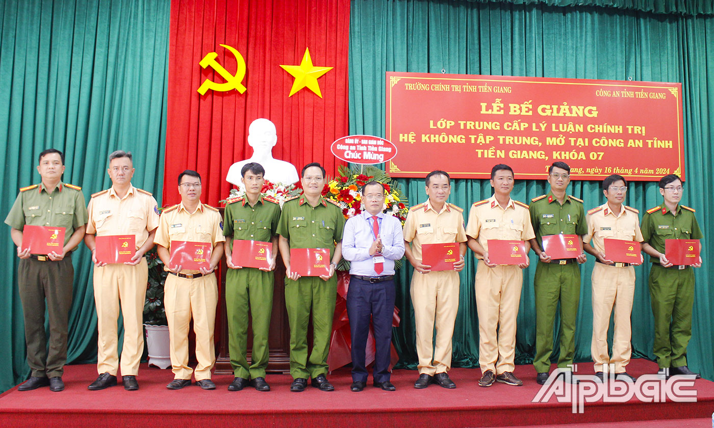 Phó Hiệu trưởng Trường Chính trị tỉnh Tiền Giang Nguyễn Văn Sơn phát biểu tại buổi lễ.