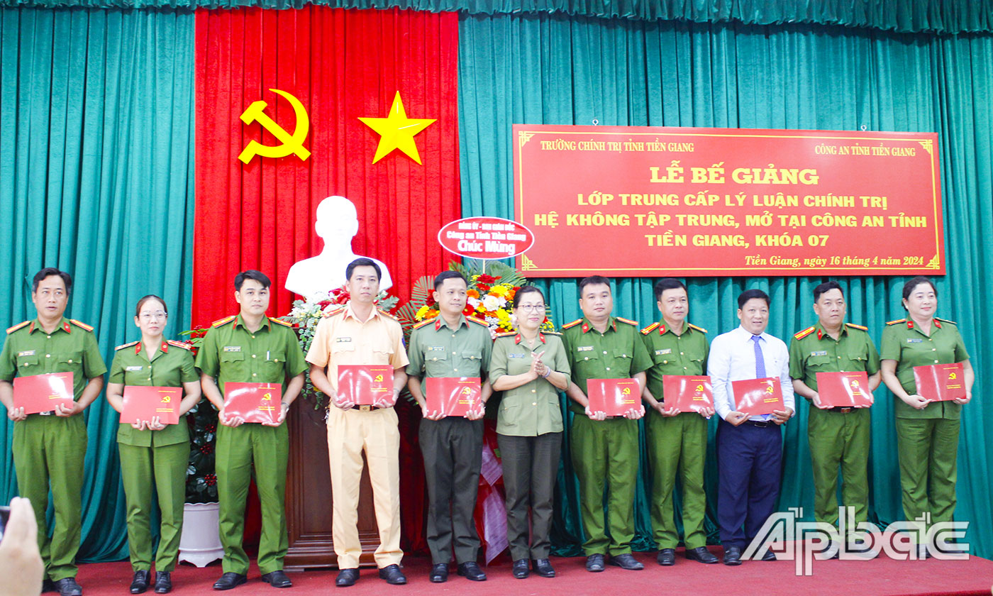 Thượng tá Phan Thị Hà An, Phó Trưởng phòng tổ chức cán bộ, Công an tỉnh Tiền Giang trao Bằng tốt nghiệp cho các học viên.
