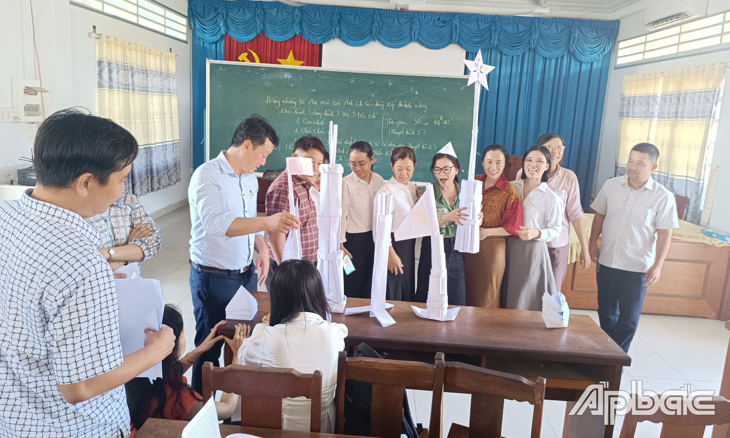 Học viên trao đổi, thảo luận làm bài tập nhóm trong một tiết học lớp Trung cấp LLCT tại Trường Chính trị tỉnh Tiền Giang. 