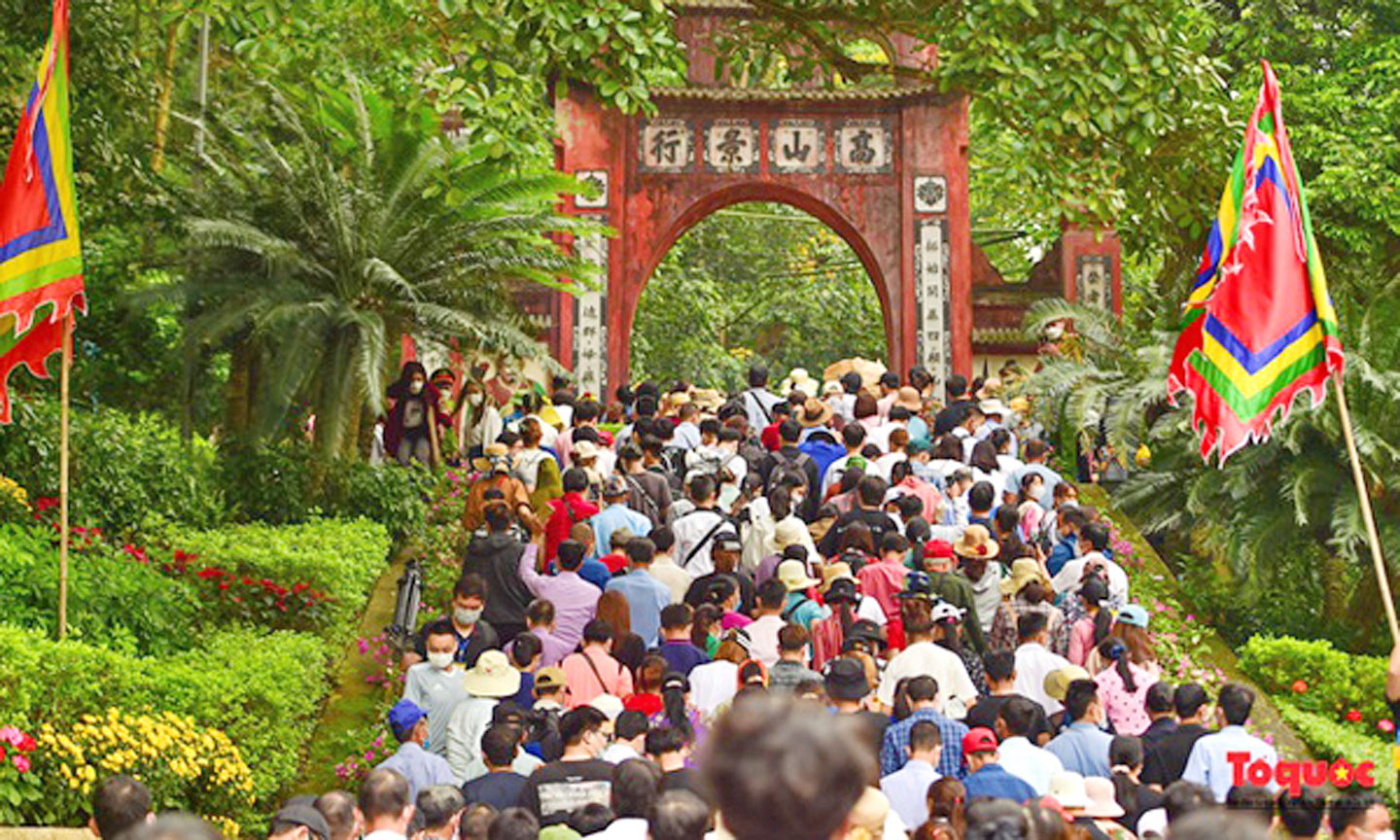 Dòng người về Đền Hùng, tỉnh Phú Thọ vào dịp Giỗ Tổ Hùng Vương hằng năm.                        Ảnh: Internet