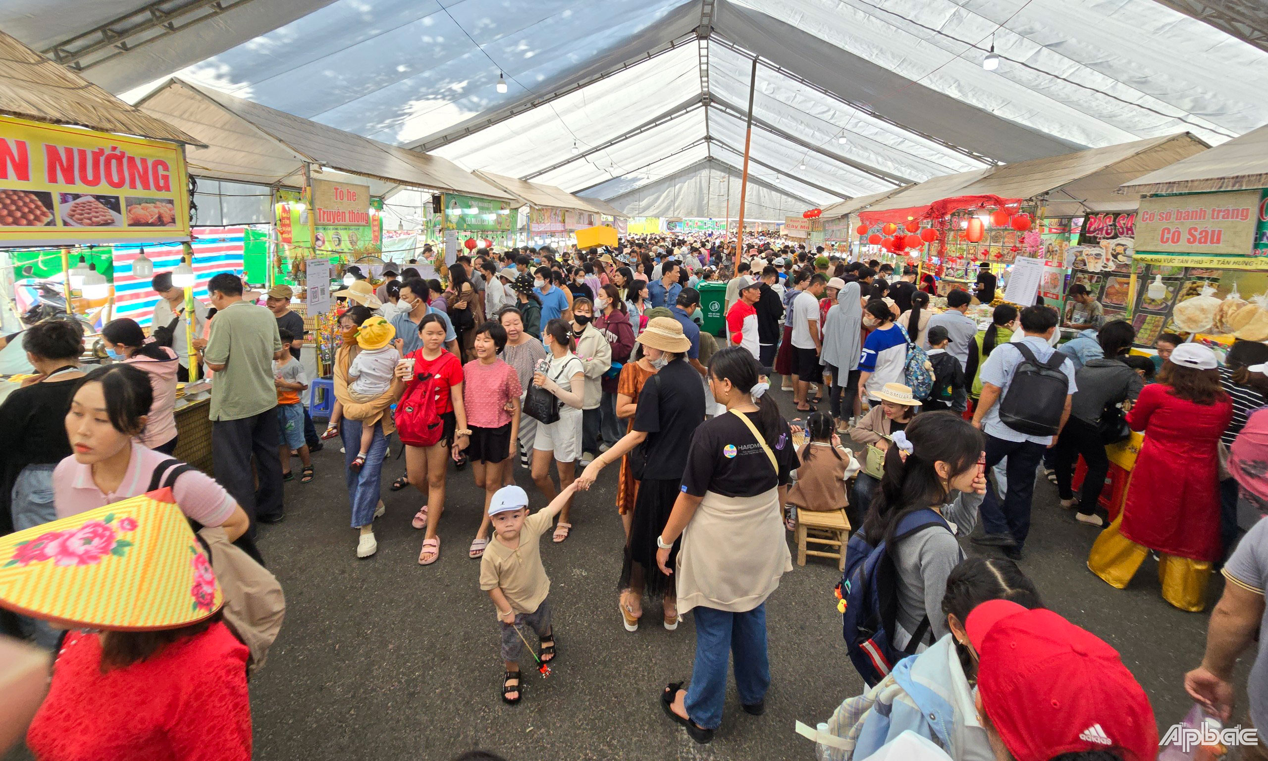 Đông đảo người dân, du khách đến tham quan, thưởng thức các loại bánh dân gian tại Lễ hội.