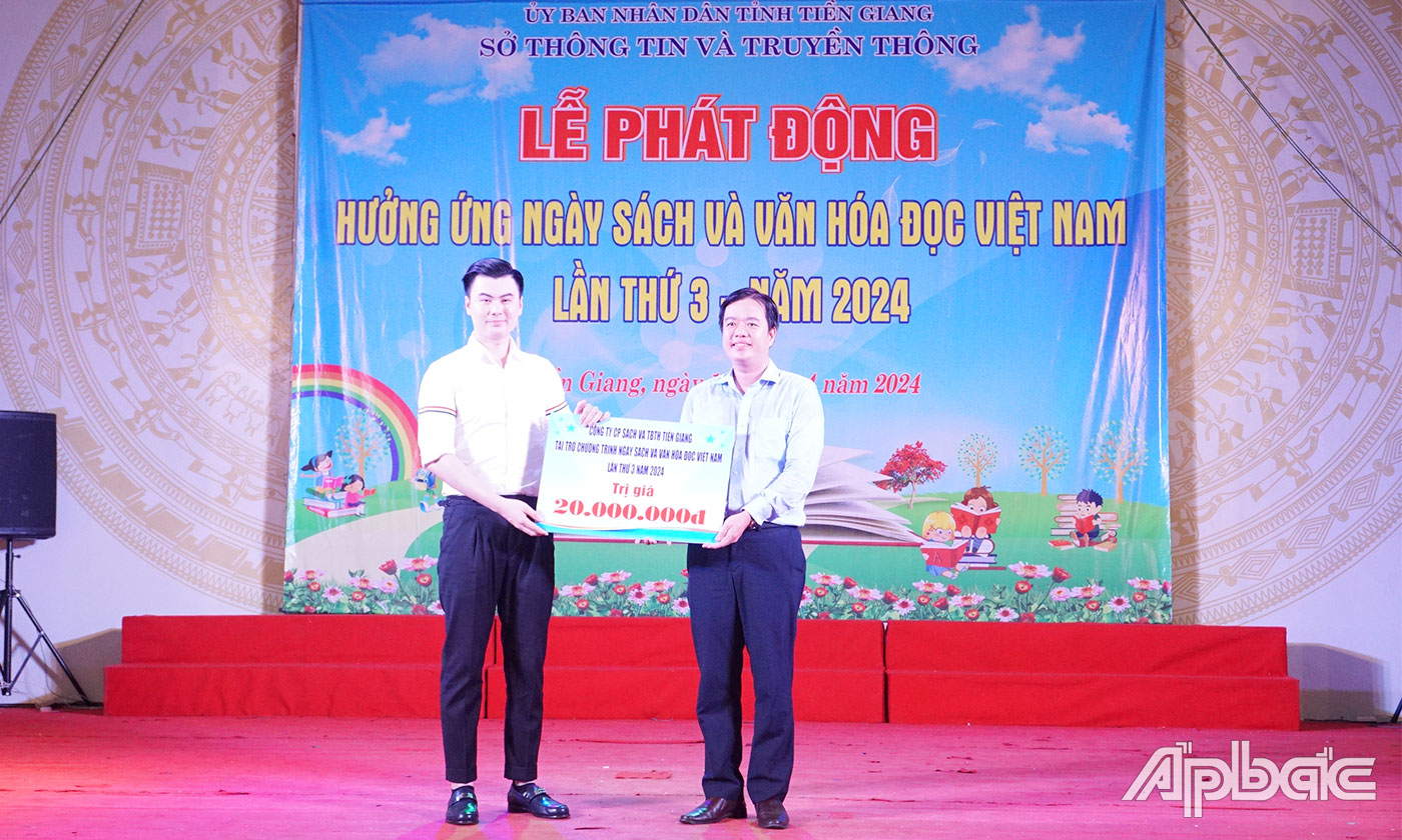 Đại diện Công ty Cổ phần Sách và Thiết bị trường học Tiền Giang trao Bảng tượng trưng tài trợ chương trình Ngày Sách và Văn hoá đọc Việt Nam số tiền 20 triệu đồng. 