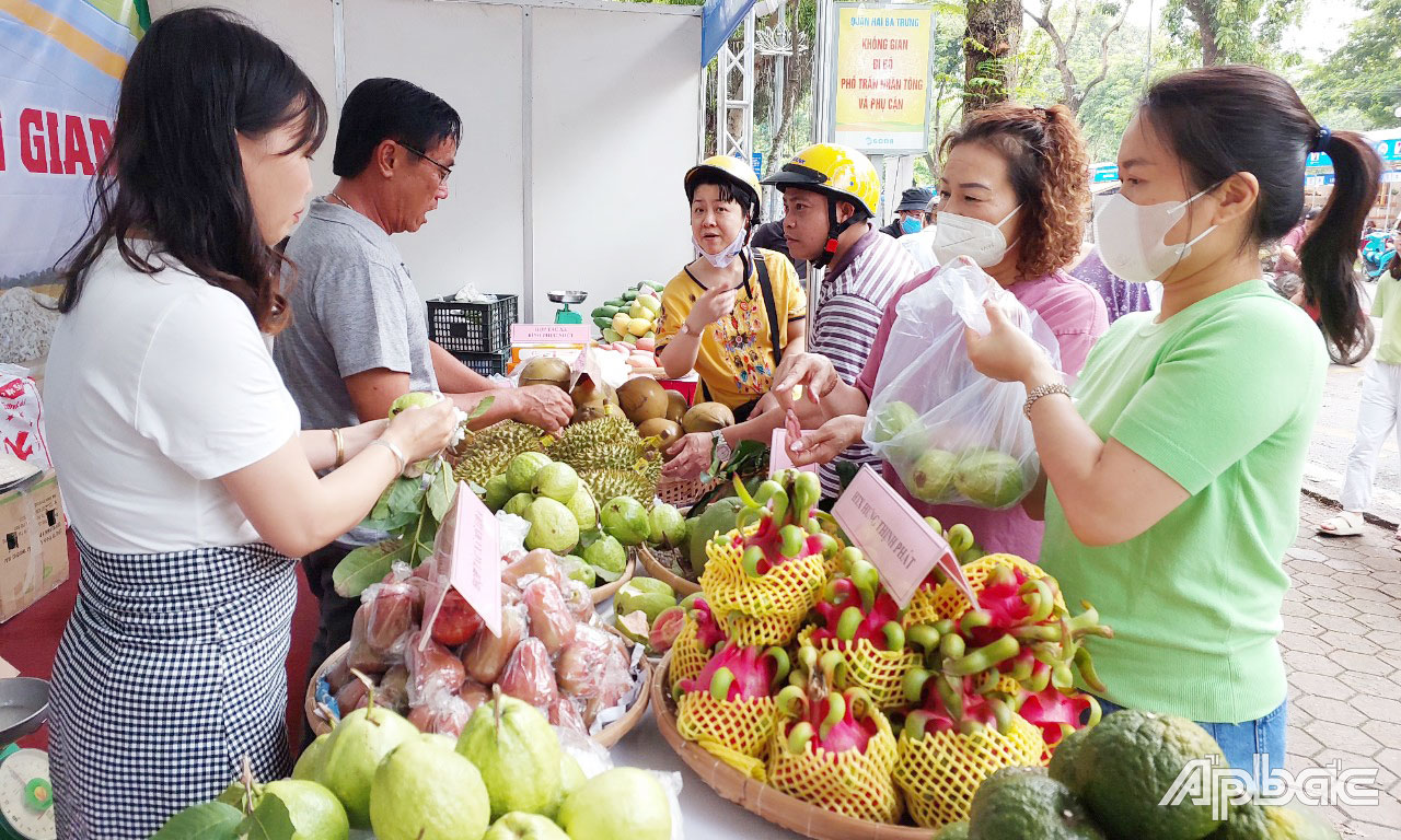 Người dân đến tham quan và mua sắm đặc sản Tiền Giang tại hội chợ.