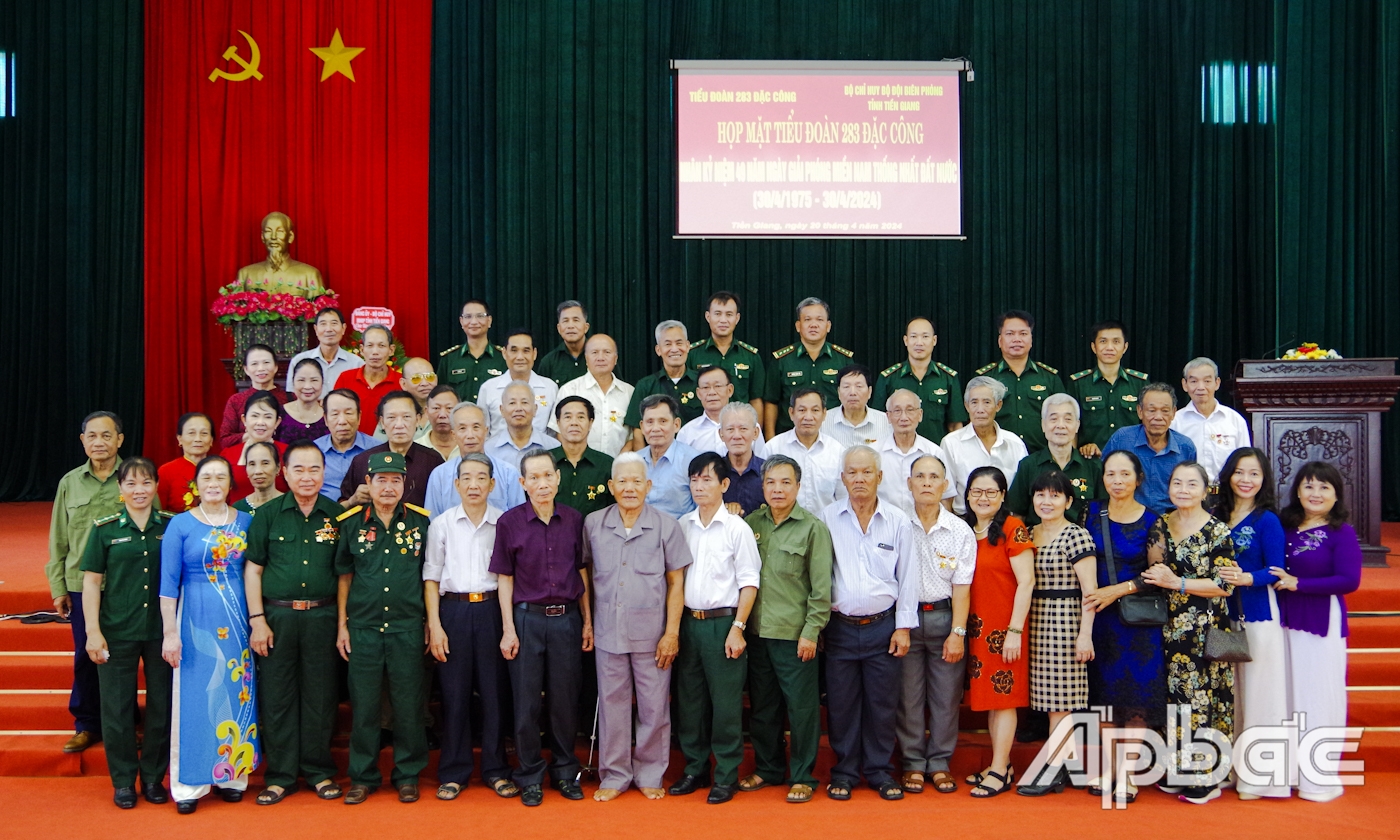 Các cựu chiến binh của Tiểu đoàn 283 chụp ảnh lưu niệm với cán bộ, chiến sĩ BĐBP Tiền Giang.