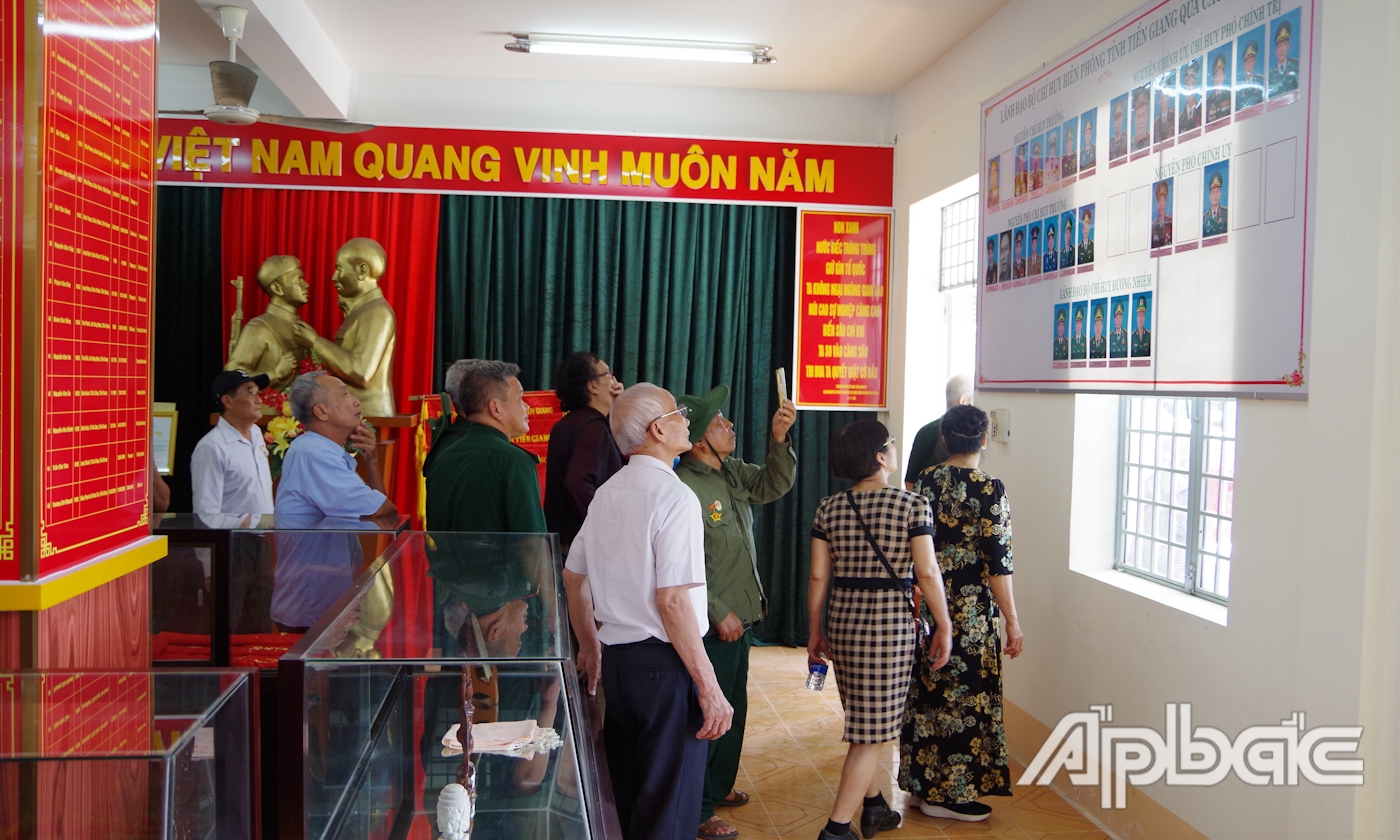 Các cựu chiến binh của Tiểu đoàn 283 tham quan Phòng truyền thống của BĐBP Tiền Giang. 