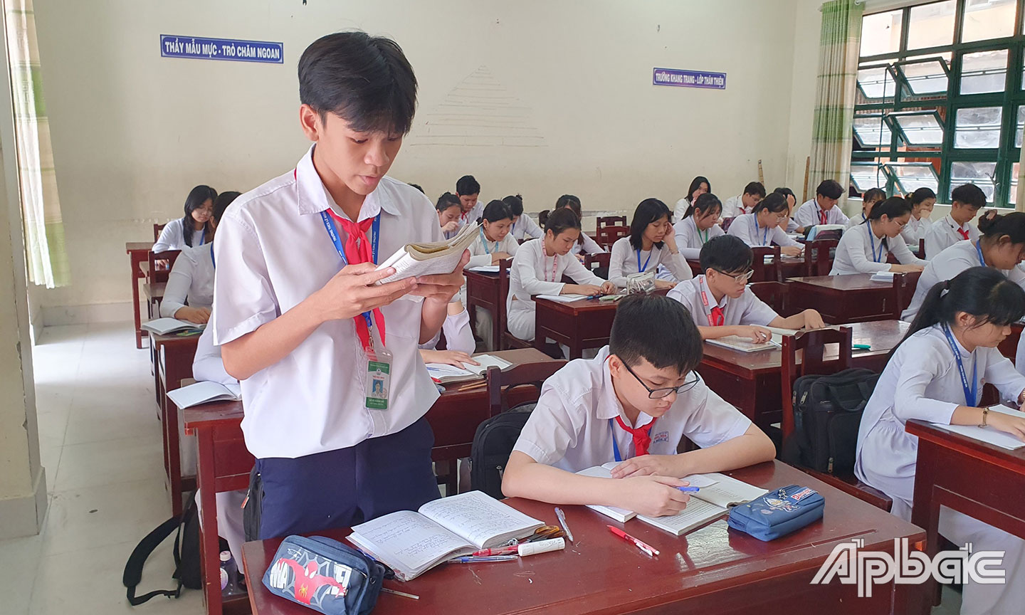  Học sinh lớp 9 Trường THCS Lê Ngọc Hân (TP. Mỹ Tho) trong giờ học. 