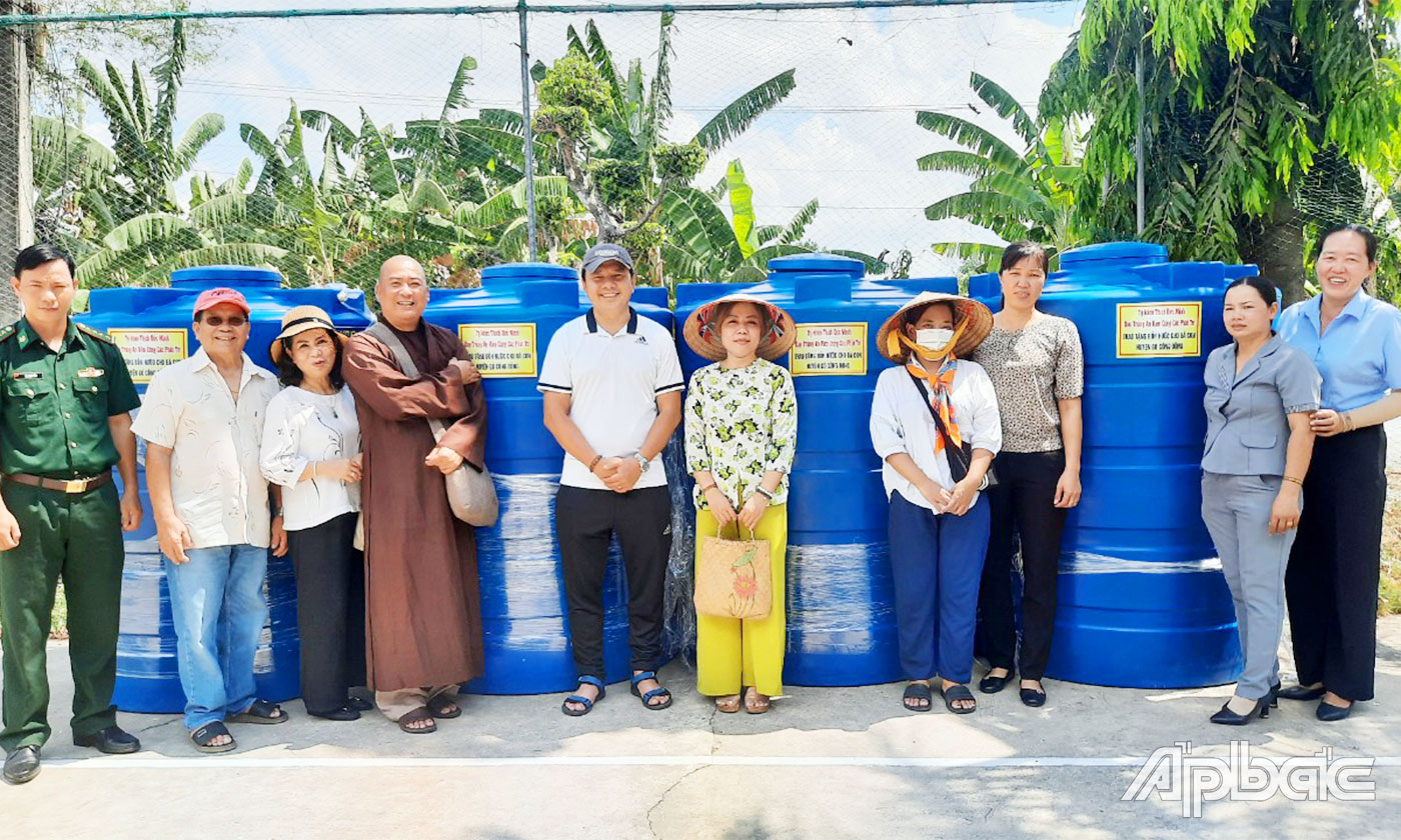 Đoàn trao tặng thùng nước cho đơn vị Hải Đội 2 Bộ đội Biên phòng tỉnh