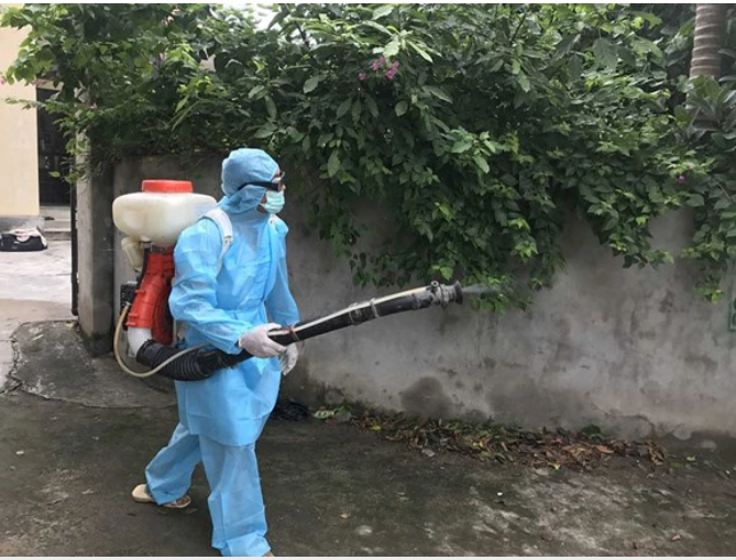 Phun hóa chất diệt muỗi để phòng chống sốt xuất huyết tại Hà Nội.