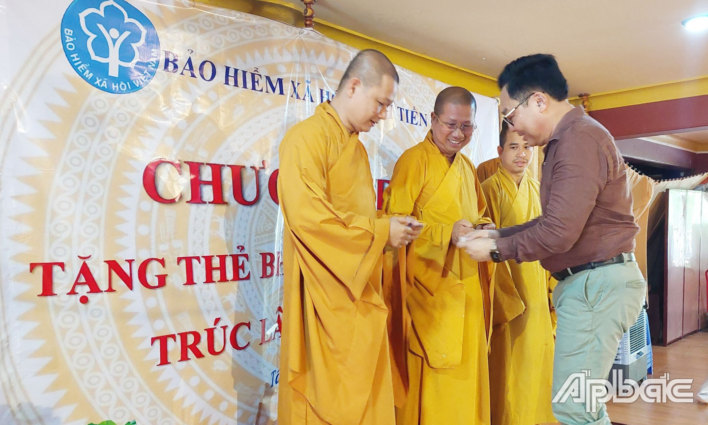 Giám đốc BHXH tỉnh Võ Khánh Bình trao thẻ BHYT tại Thiền viện Trúc Lâm Chánh Giác.