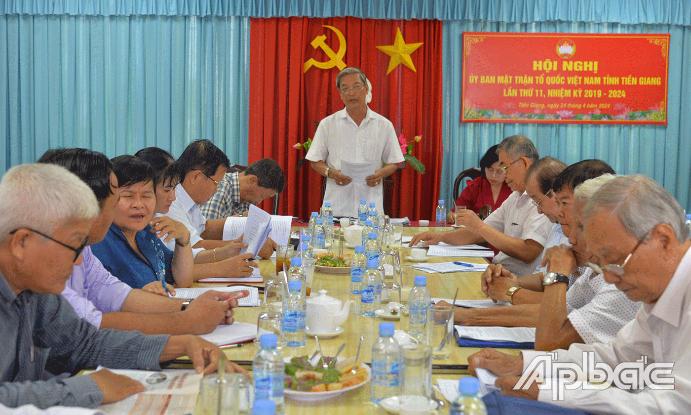 Phó Chủ tịch thường trực UBMTTQ tỉnh Huỳnh Văn Hải chủ trì hội nghị.