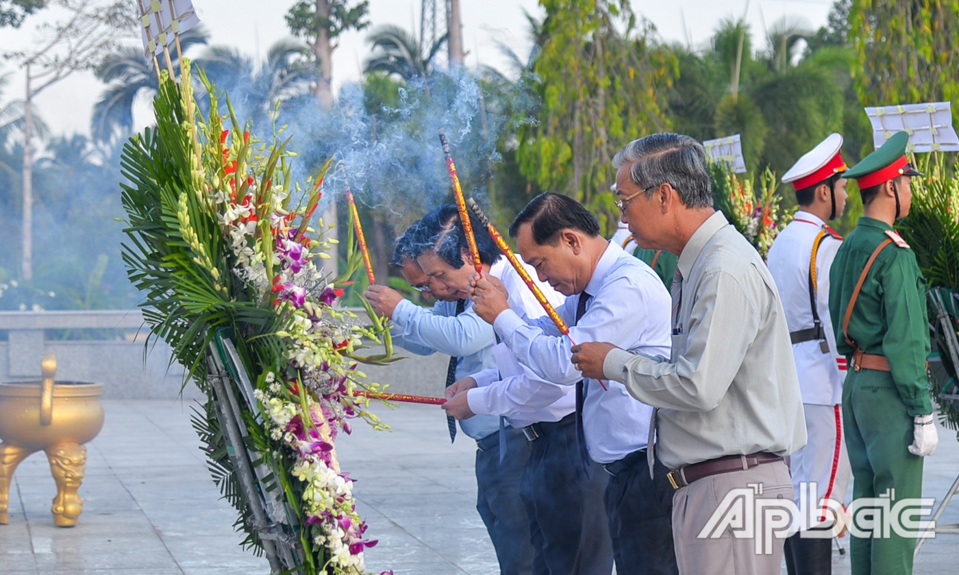 Lãnh đạo tỉnh thắp hương tại Đài tưởng niệm Nghĩa trang Liệt sĩ tỉnh.