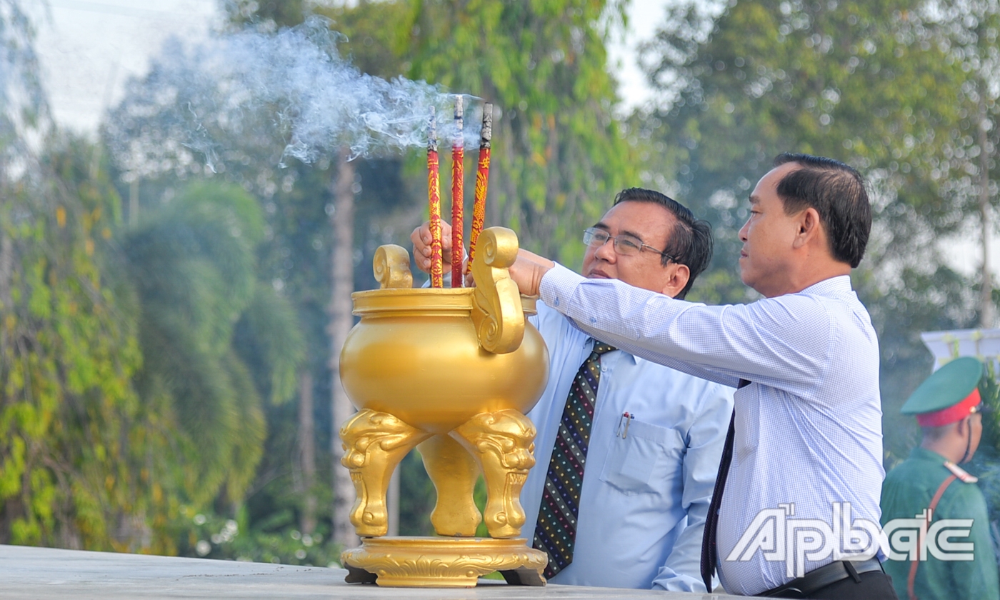 Đồng chí Võ Văn Bình và đồng chí Nguyễn Văn Vĩnh thắp hương tại Đài tưởng niệm Nghĩa trang Liệt sĩ tỉnh.