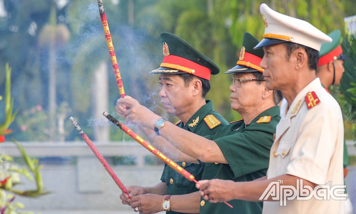 Lực lượng vũ trang tỉnh thắp hương tại Đài tưởng niệm Nghĩa trang Liệt sĩ tỉnh.