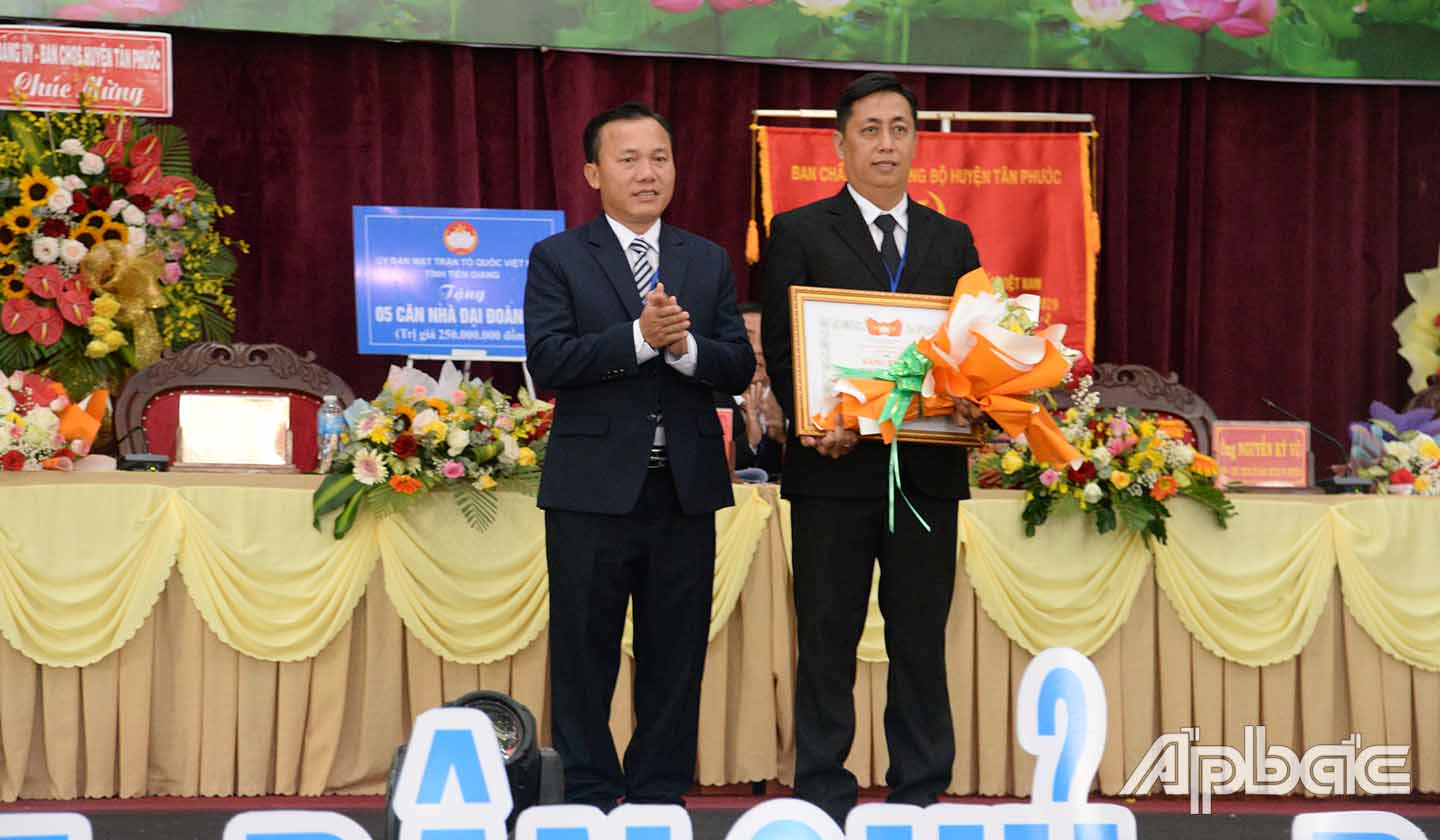 Đồng chí Trần Văn Thi trao bằng khen của Ủy ban MTTQ tỉnh cho Ủy ban MTTQ Tân Phước.