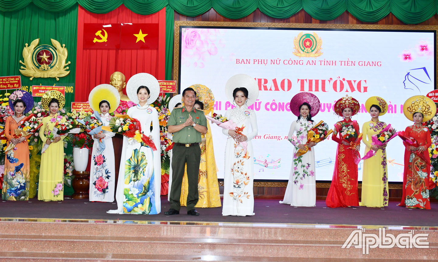 Đại tá Nguyễn Hồng Khắc, Phó Giám đốc Công an tỉnh trao giải nhì cho 2 thí sinh. Ảnh TRỌNG TÍN.