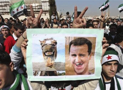 Người tỵ nạn Syria và cư dân địa phương tham gia biểu tình chống lại Tổng thống Syria Bashar Al-Assad bên ngoài đại sứ quán Syria tại Amman  - REUTERS/Ali Jarekji