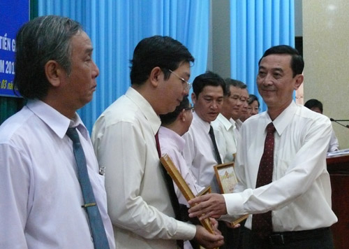 Ông Dương Minh Điều tặng bằng khen cho các cá nhân.