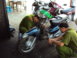 Chiếc xe gắn máy bị cháy phần đầu.