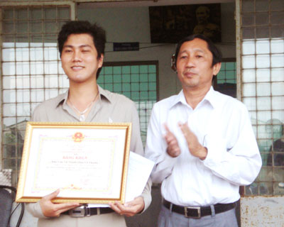 Ông Nguyễn Ngọc Minh, Giám đốc Sở VH-TT&DL trao Bằng khen cho diễn viên Đào Vũ Thanh.