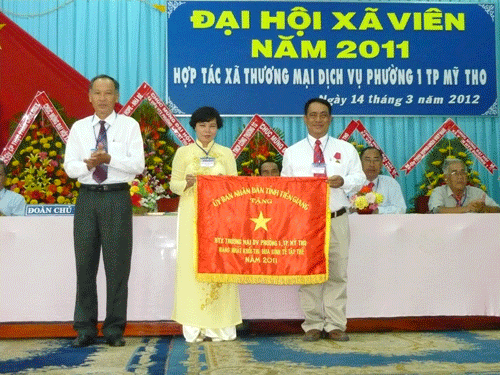 HTX Thương mại - Dịch vụ phường 1 nhận Cờ thi đua hạng Nhất Khối thi đua kinh tế tập thể năm 2011.